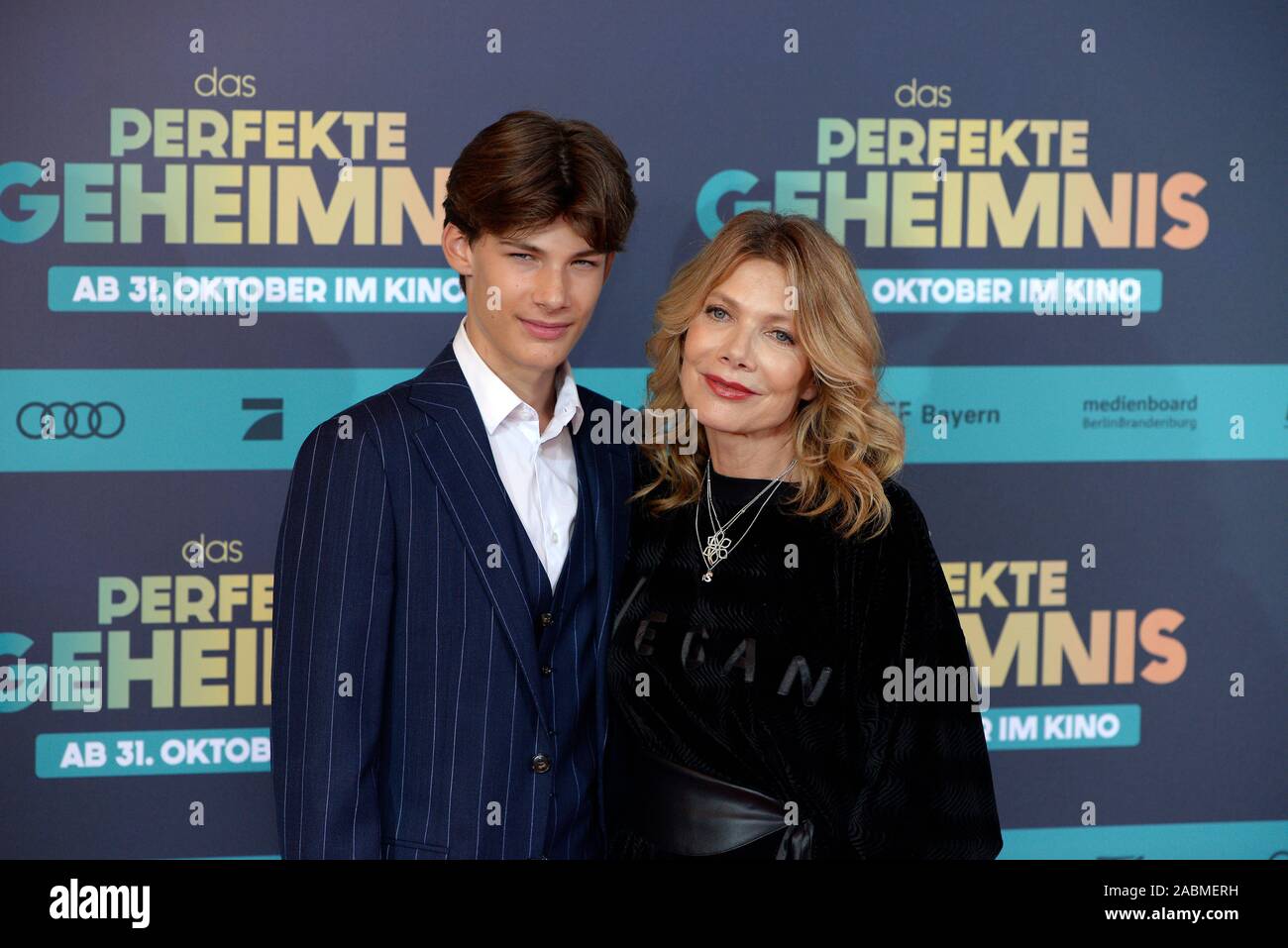 L'actrice Ursula Karven et son fils Liam Karven-Veres à la première du film 'Das perfekte Geheimnis" au Mathäser Kino à Munich. [Traduction automatique] Banque D'Images