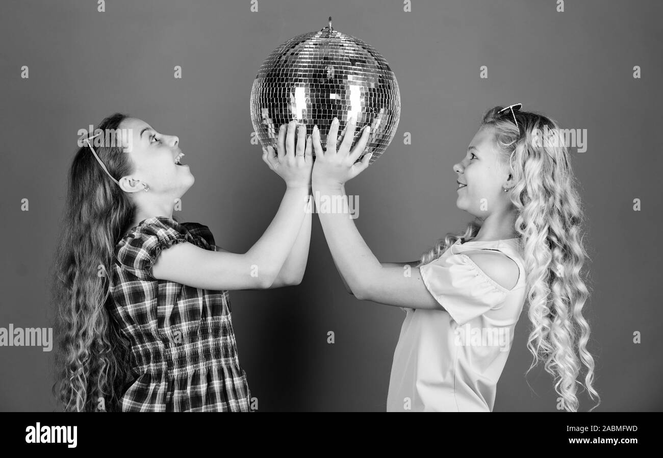 Meilleure Partie Jamais Joyeux Anniversaire Maison De Celebration Danser Et S Amuser Petite Fille Passer Du Temps Ensemble L Amitie Et De Solidarite Entre Femmes Concept Petites Filles Avec Boule Disco Les Fetards Photo