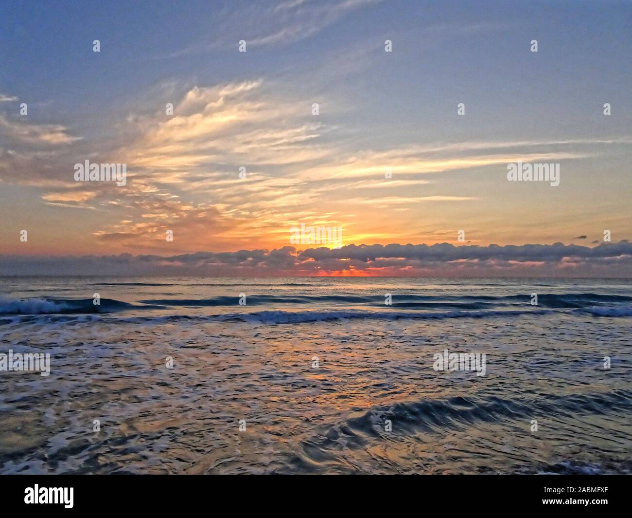 Lever du soleil sur la plage de Floride orageux pendant la saison d'ouragan Banque D'Images
