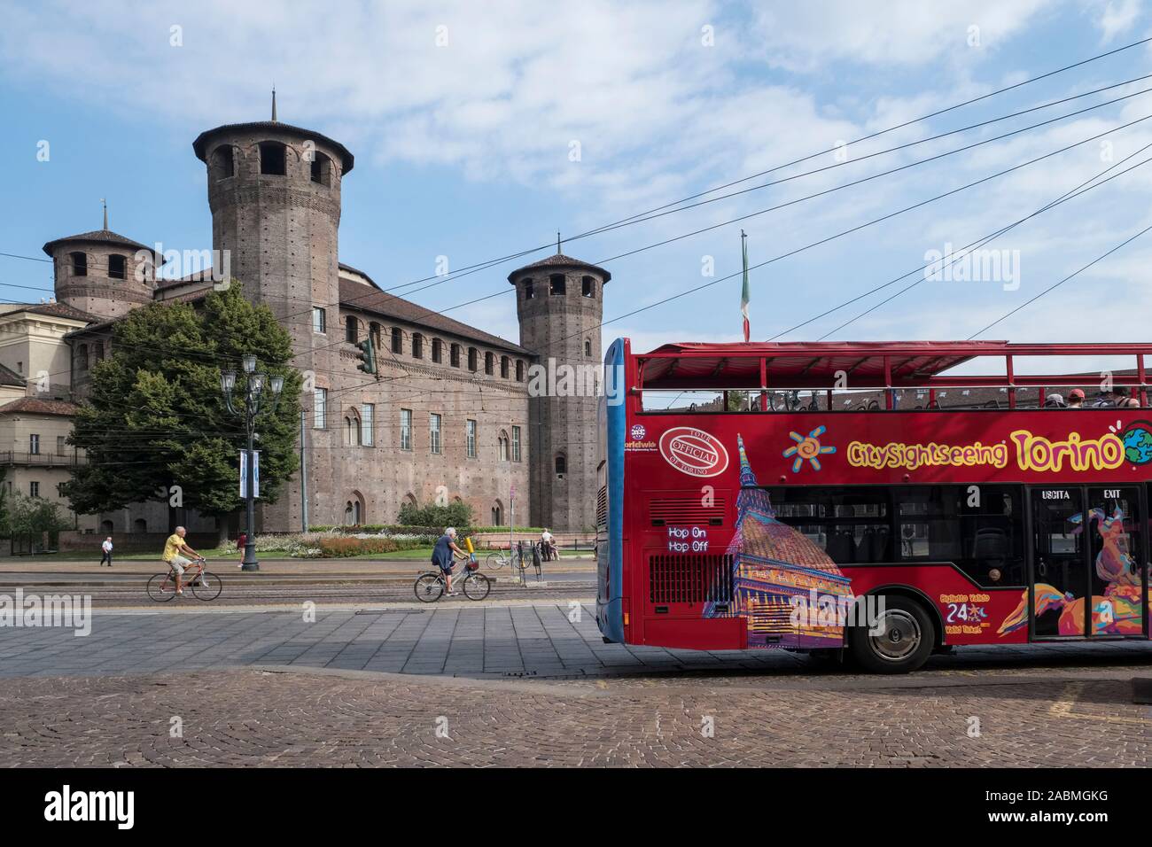 L'Italie, Turin : bus touristique sur la Piazza Castello, la Place du Château. Torino ville rouge bus de tourisme Banque D'Images