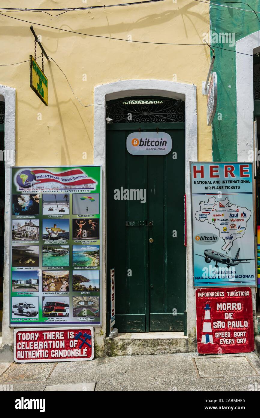 Salvador, Bahia, Brésil - Circa 2019 Septembre : Façade d'une agence de tourisme dans le Pelourinho square, affiche de porte 'écrit accepté ici" Bitcoin Banque D'Images