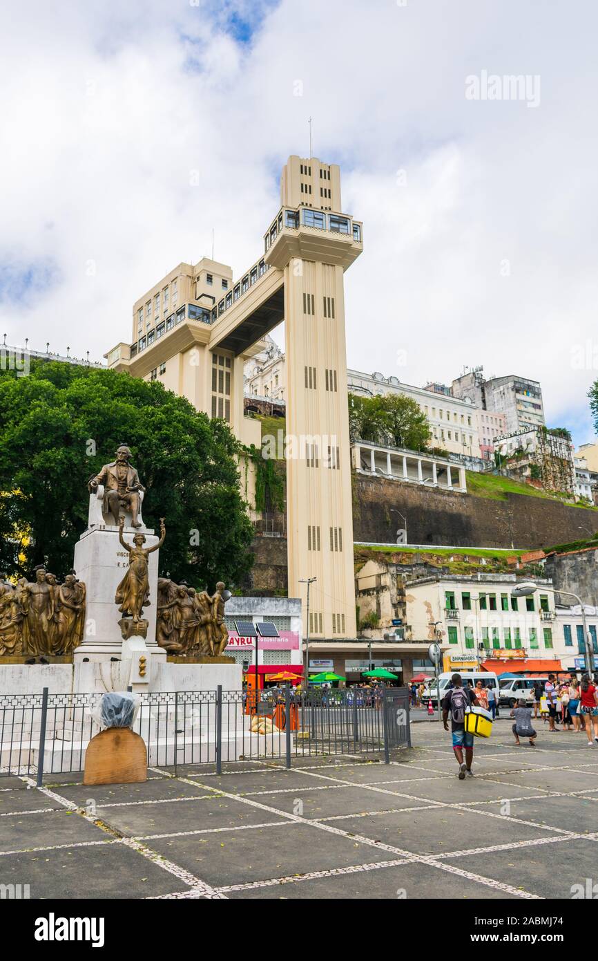 Salvador, Bahia, Brésil - Circa 2019 Septembre : une vue d'ascenseur Lacerda de Visconde de Farrapos square Banque D'Images