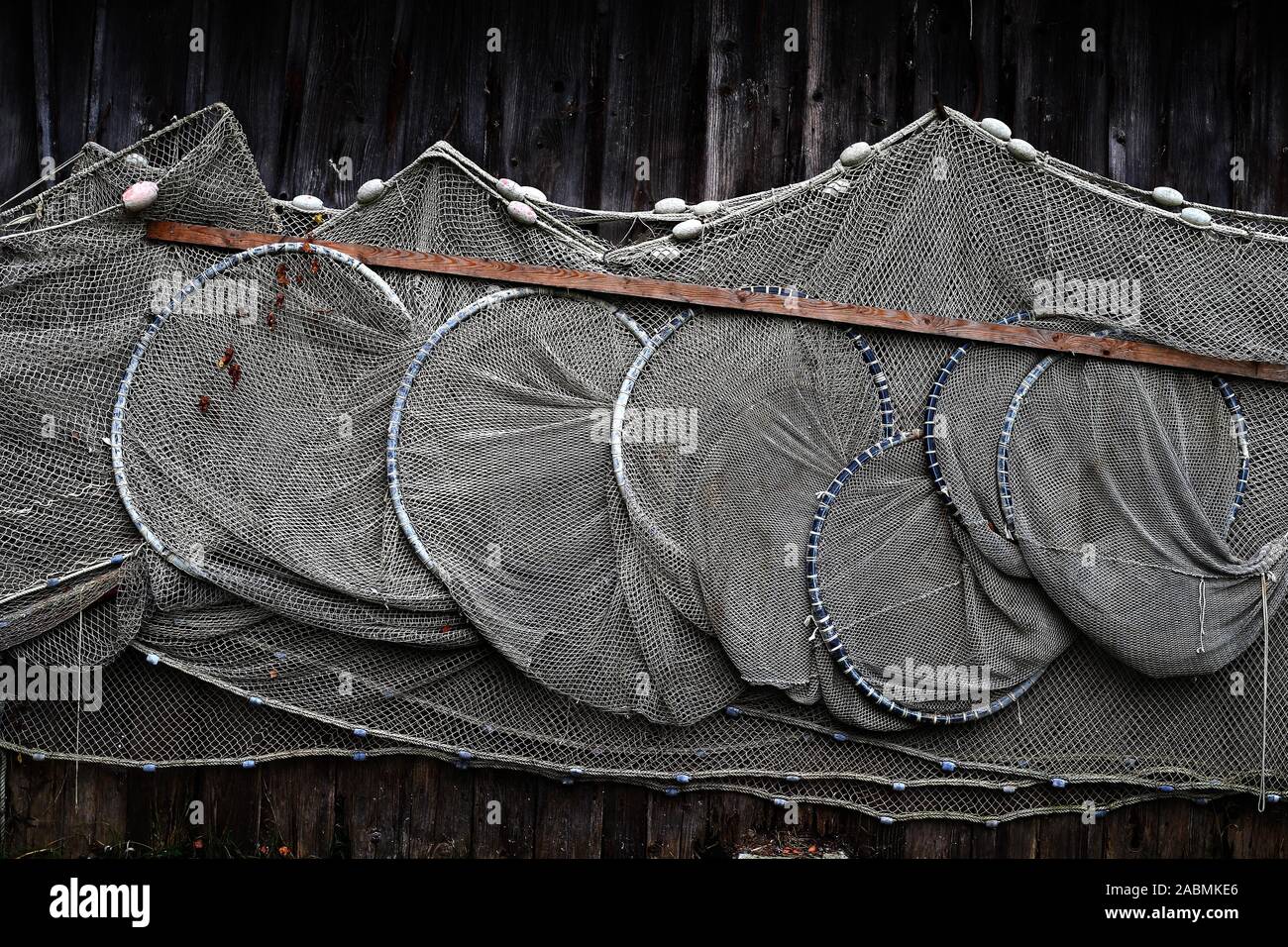 28 novembre 2019, la Bavière, Dießen : filets de pêche se suspendre à une remise à bateaux sur la rive du lac Ammersee. Photo : Karl-Josef Opim/dpa Banque D'Images