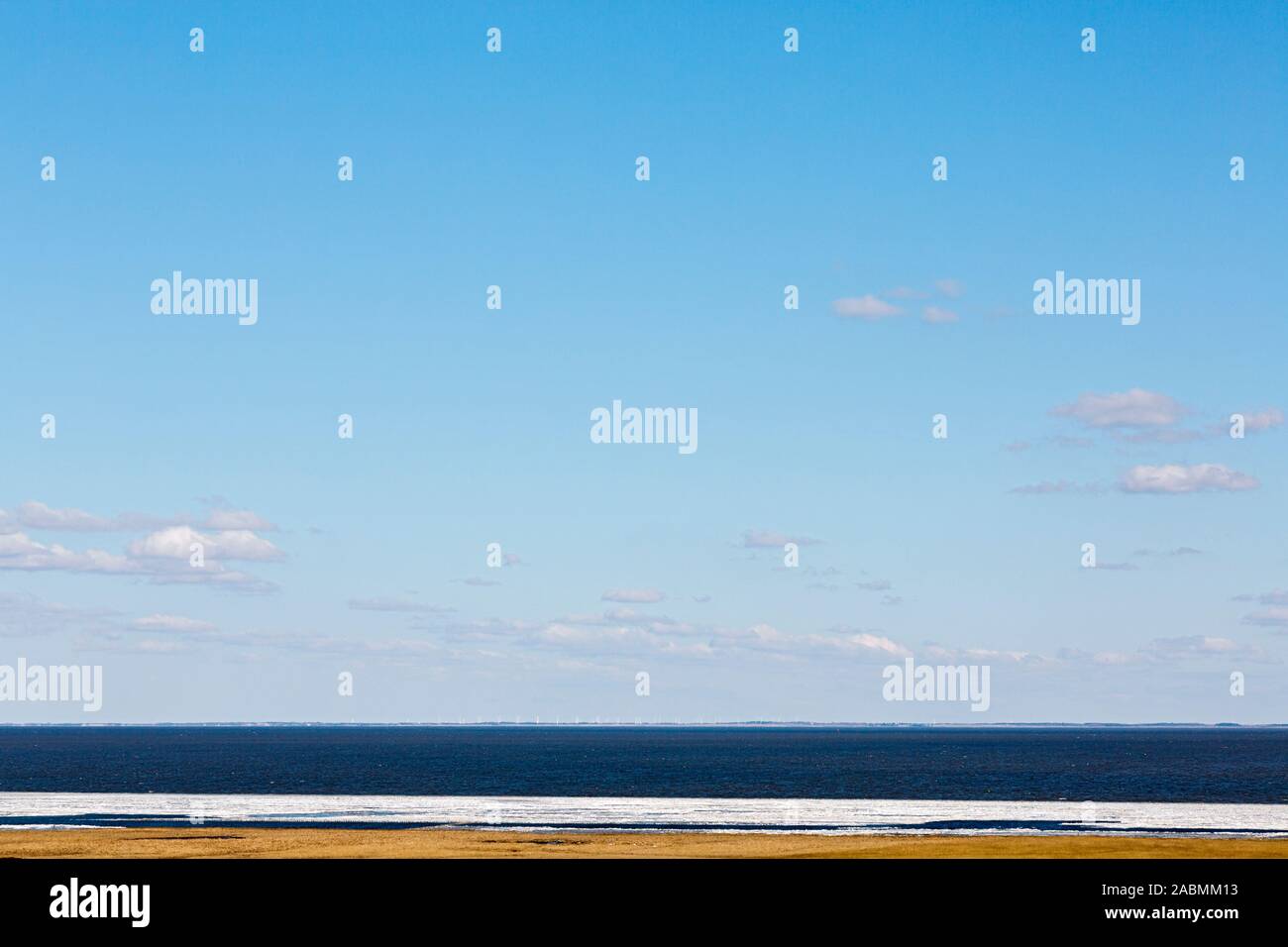 Im Schneereste Wattenmeeres Fruehjahr am Strand des Braderuper vor der Heide Banque D'Images