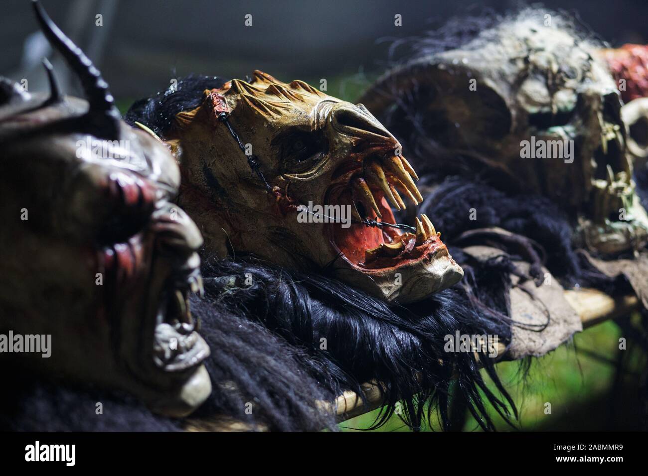 Goričane, Slovénie, Novembre 21, 2015 : Krampus masques sont vus dans une vinaigrette tente de l'événement annuel nuit Krampus dans Goričane, Slovénie, où plus de 500 Krampusse de cinq pays se rassemblent pour une course (Krampuslauf Krampus traditionnels). Banque D'Images