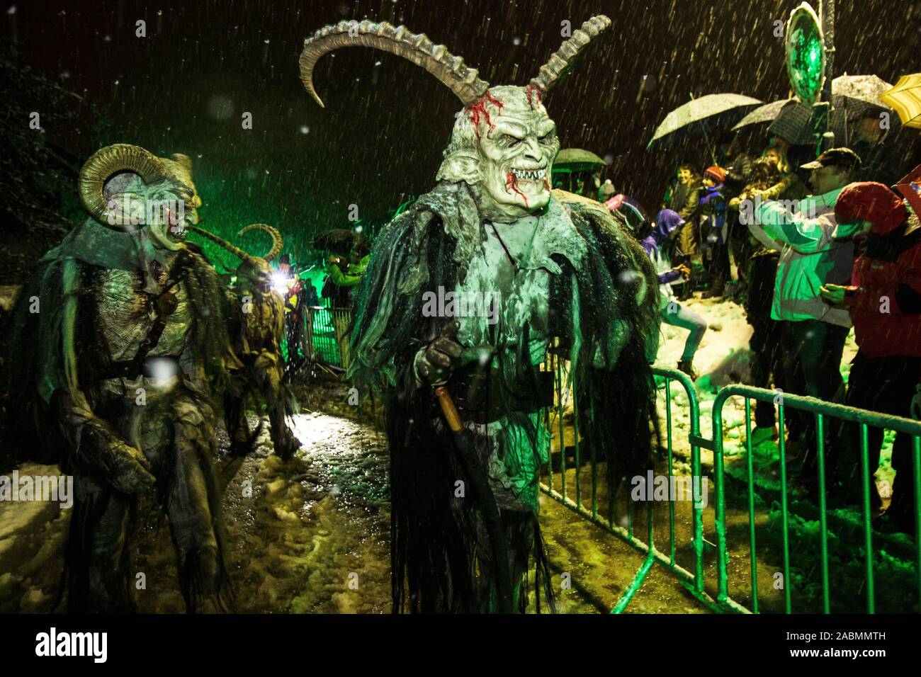 Goričane, Slovénie, Novembre 21, 2015 : Krampusse à pied dans une procession à l'assemblée annuelle de l'événement nuit Krampus dans Goričane, Slovénie, où plus de 500 Krampusse de cinq pays se rassemblent pour une course (Krampuslauf Krampus traditionnels). Banque D'Images