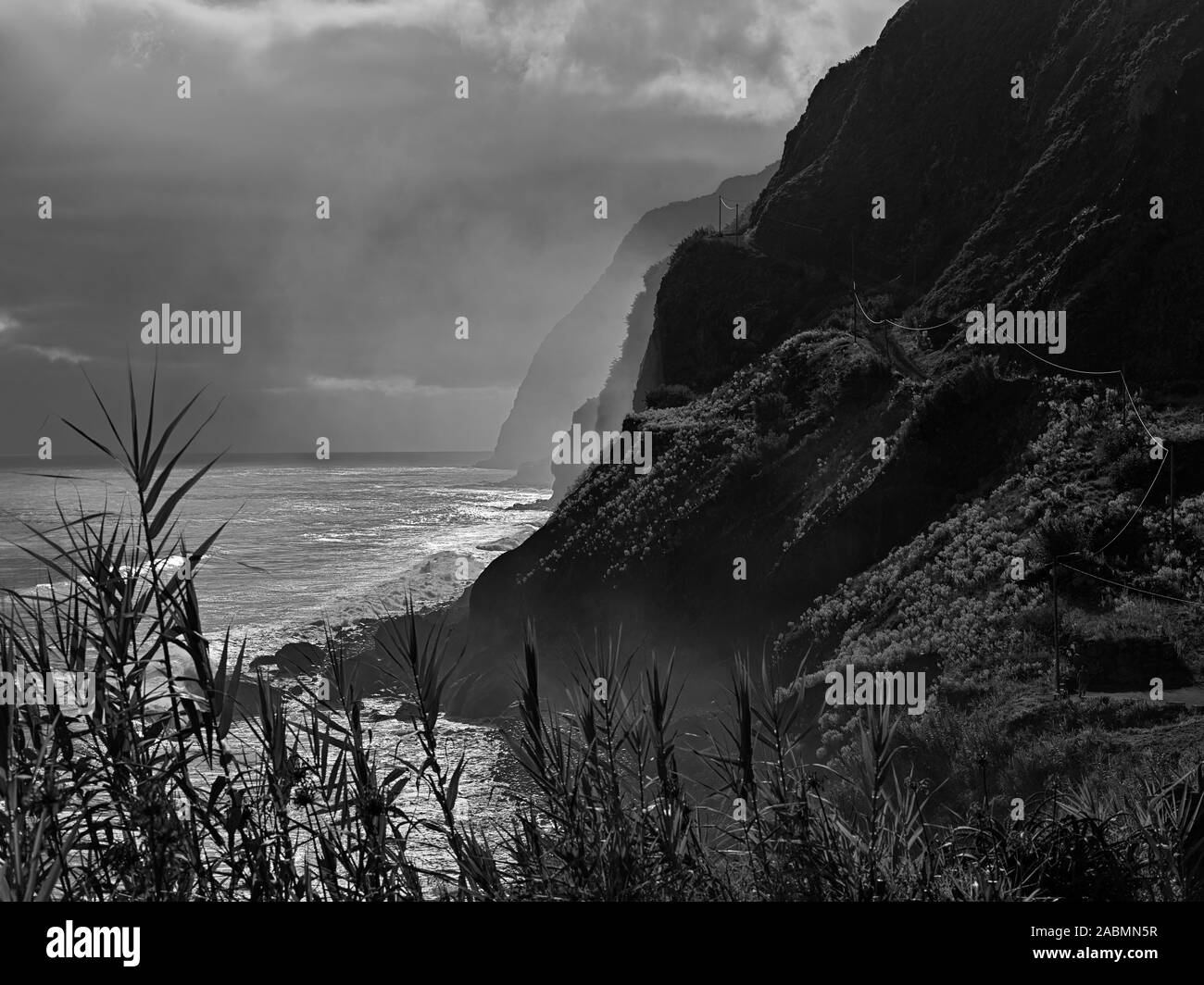 La plage rocheuse près de Arco de São Jorge Santana Madeira une île près de la côte ouest de l'Afrique. Banque D'Images