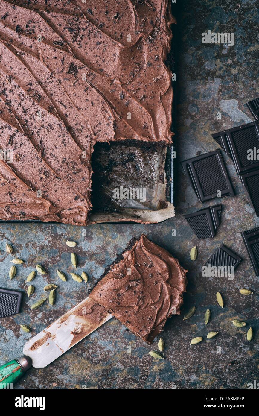 Gâteau au chocolat maison avec la cardamome ingrédients Banque D'Images