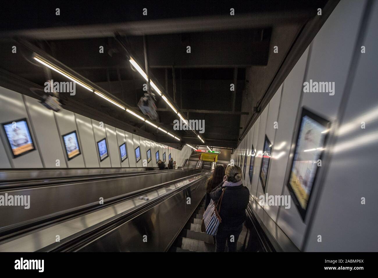 Vienne, Autriche - le 6 novembre 2019 : femme seule en descendant un escalier avec un mouvement flou de vitesse, se précipitant pour atteindre la plate-forme d'une station de métro o Banque D'Images