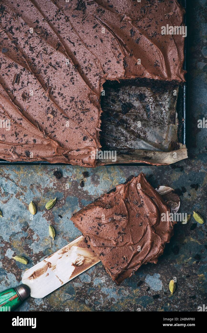 Gâteau au chocolat maison avec la cardamome ingrédients Banque D'Images