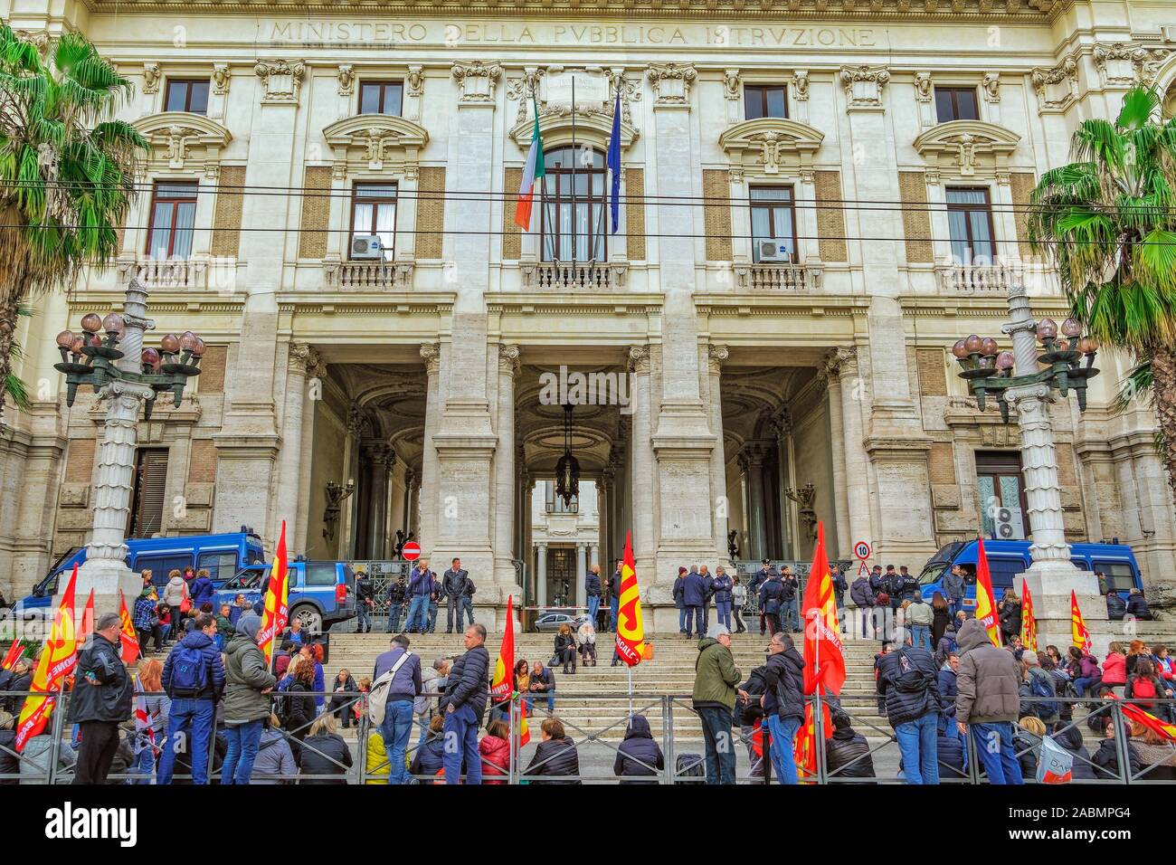 Rome, Italie grande foule des Italiens qui protestaient devant tranquillement Ministero dell Istruzione, ministère du gouvernement italien, en vertu de la présence policière. Banque D'Images