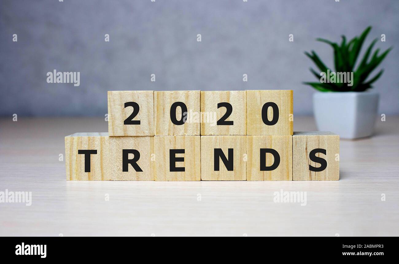 Le mot et les tendances 2020 sur bloc cube de bois. Concept tendance 2020 Banque D'Images
