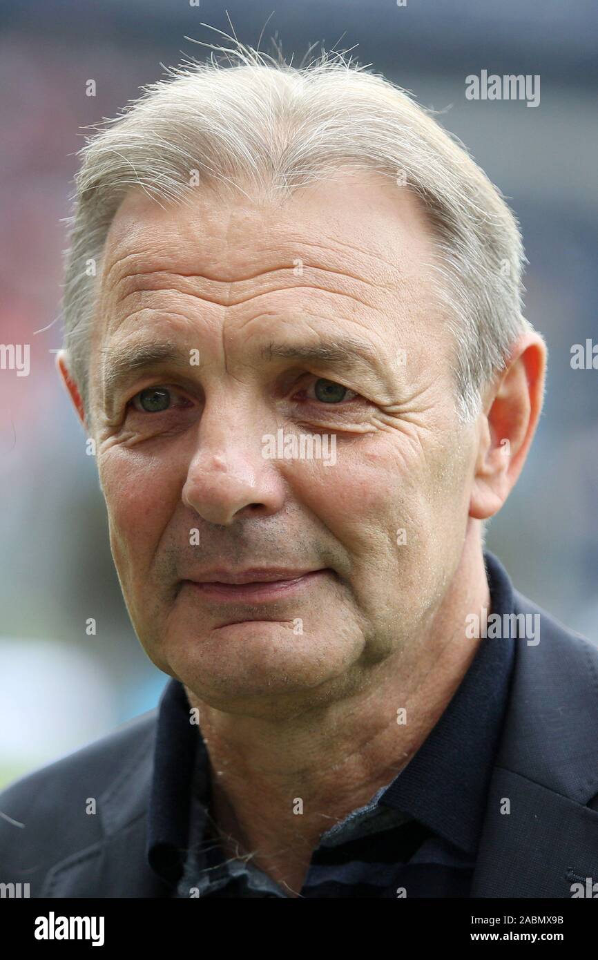 Karl-Heinz 'Charly' KOERBEL aura 65 ans le 1 décembre 2019. Bundesliga, l'ancien international et entraîneur professionnel Karl-Heinz 'Charly' KOERBEL (Kv ¢ UN ¬¬¶RBEL) Football 1. Bundesliga, 4. Journée, Eintracht Frankfurt (F) - FC Cologne (K) 6 : 2, le 12.09.2015 à Francfort / Allemagne. vÇ¬ | conditions dans le monde entier Banque D'Images