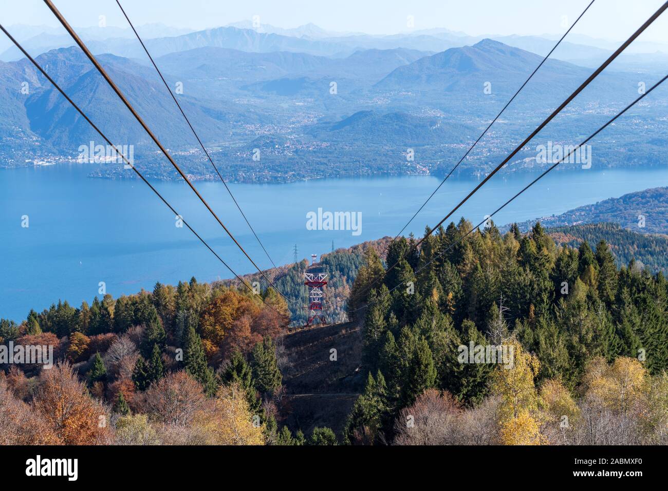 Téléphérique Stresa-Mottarone et le Lac Majeur à partir de la position