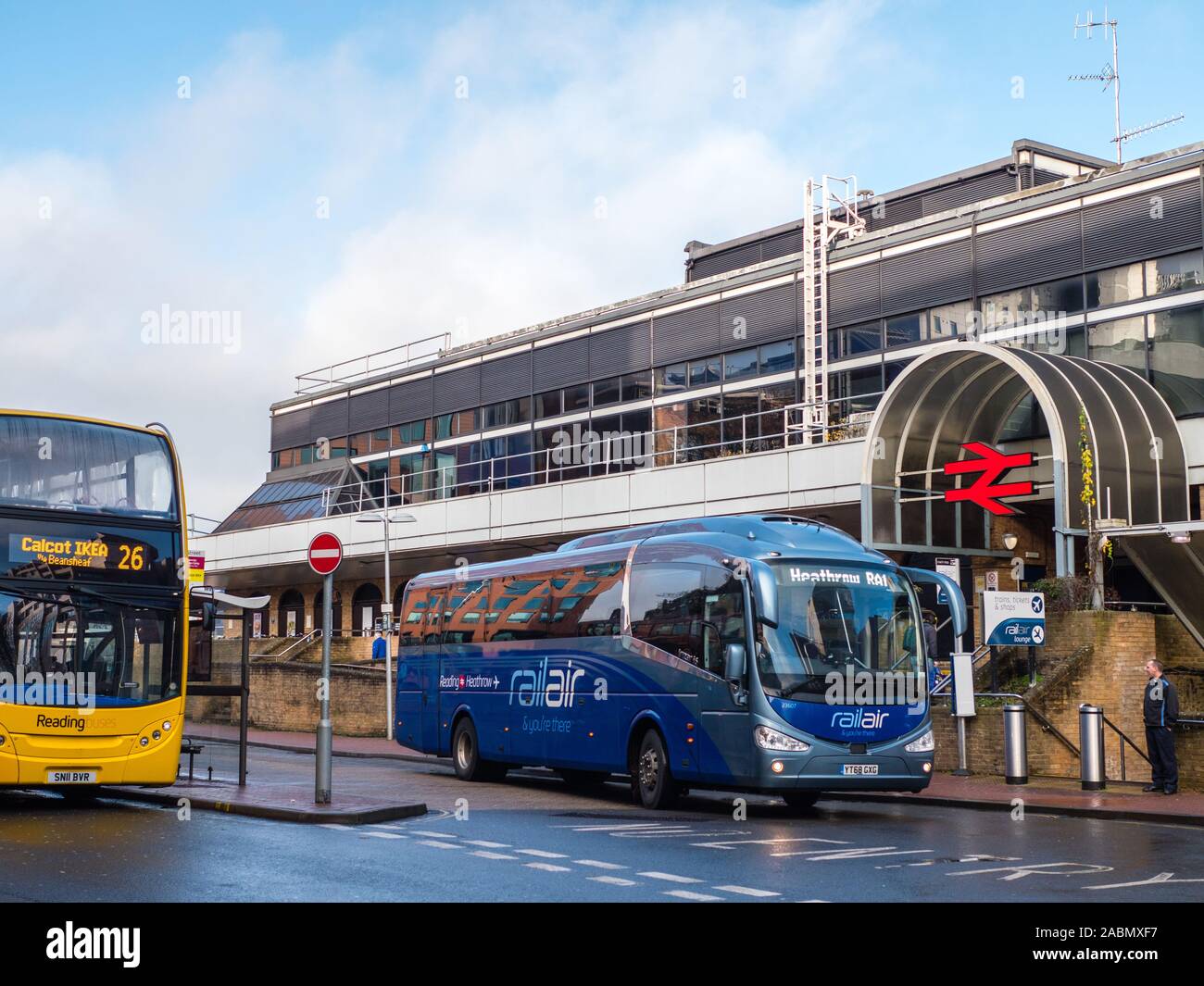 La gare de Reading, plaque tournante du transport, Transport ferroviaire Transport aérien, la lecture à Heathrow, liaison bus Can, Reading, Berkshire, Angleterre, RU, FR. Banque D'Images