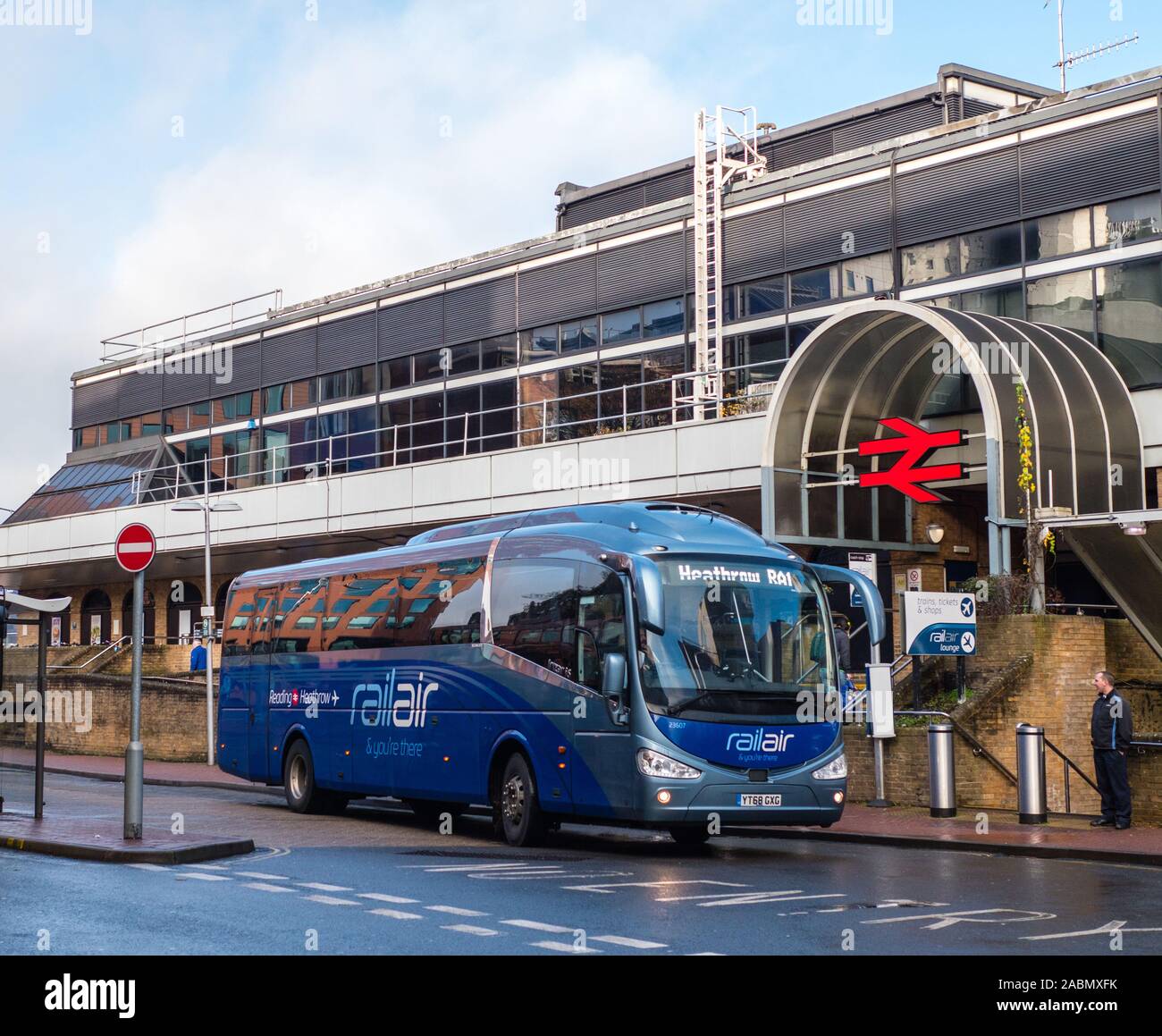 La gare de Reading, plaque tournante du transport, Transport ferroviaire Transport aérien, la lecture à Heathrow, liaison bus Can, Reading, Berkshire, Angleterre, RU, FR. Banque D'Images
