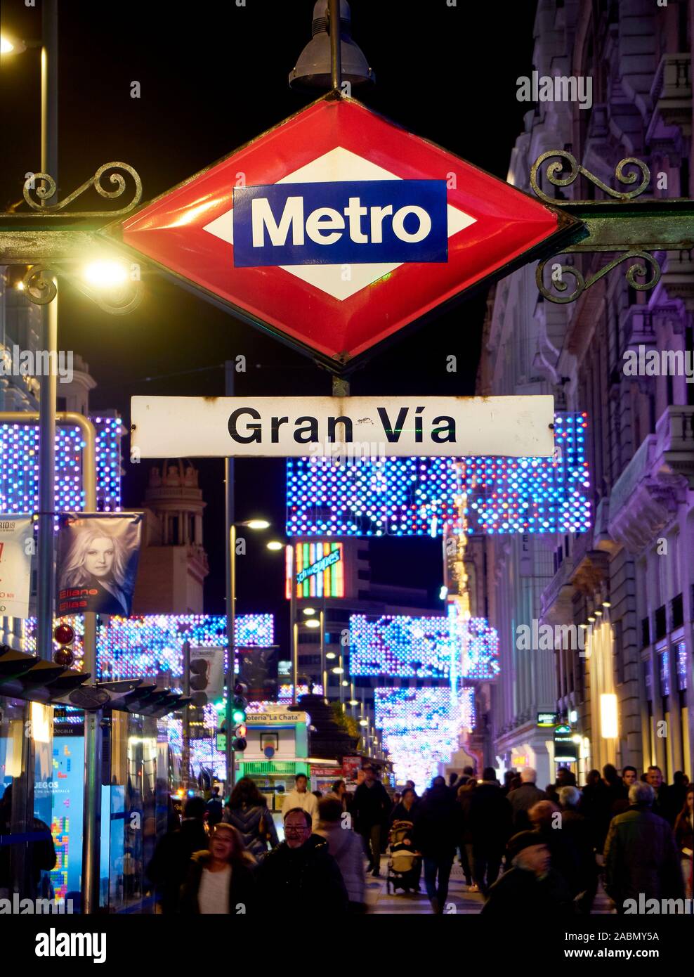 Métro station de métro Gran Via pancarte à la tombée de la nuit avec la Gran Via, éclairé par les lumières de Noël dans l'arrière-plan. Madrid, Espagne. Banque D'Images