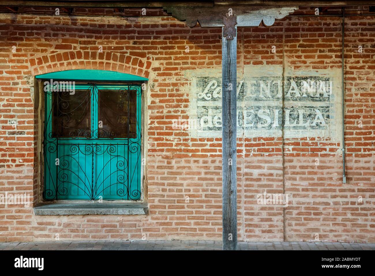 Fenêtre et mur de brique, 'La Ventana de Mesilla' shop, Old Mesilla, près de Las Cruces, Nouveau Mexique, USA Banque D'Images