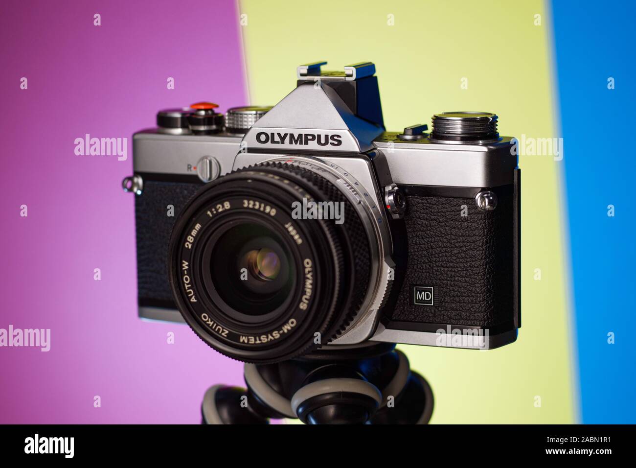 Olympus OM1 appareil photo avec fond multicolore Banque D'Images