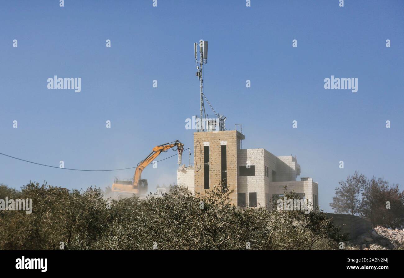 Naplouse, Cisjordanie, territoire palestinien. 28 Nov, 2019. Les bulldozers de l'occupation démolit la maison de peuple palestinien Muammar Hamadneh, soutenant qu'il est situé dans des zones classées (c) le 28 novembre 2019. ''C'' est une bande de terre comptant pour 60 pour cent de la Cisjordanie au cours de laquelle Israël a le contrôle selon les termes des Accords d'Oslo signés entre Israël et les Palestiniens dans les années 90. Il est extrêmement difficile pour les palestiniens de recevoir des permis d'autorités israéliennes pour cette zone Crédit : Shadi Jarar'Ah/APA/Images/fil ZUMA Alamy Live News Banque D'Images