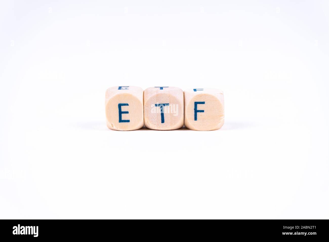 Trois cubes de suite dire "ETF" qui est l'acronyme de fonds négociés en bourse Banque D'Images
