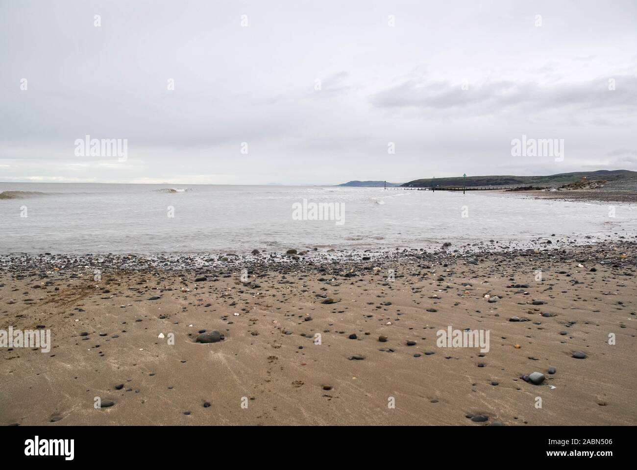 Une plage de sable contre un ciel d'hiver gris Banque D'Images