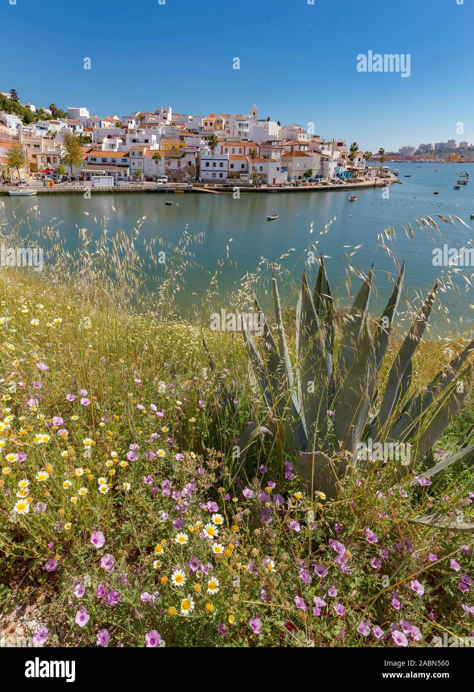 Village blanc au bord de la rivière Arade, Ferragudo, Portugal Banque D'Images