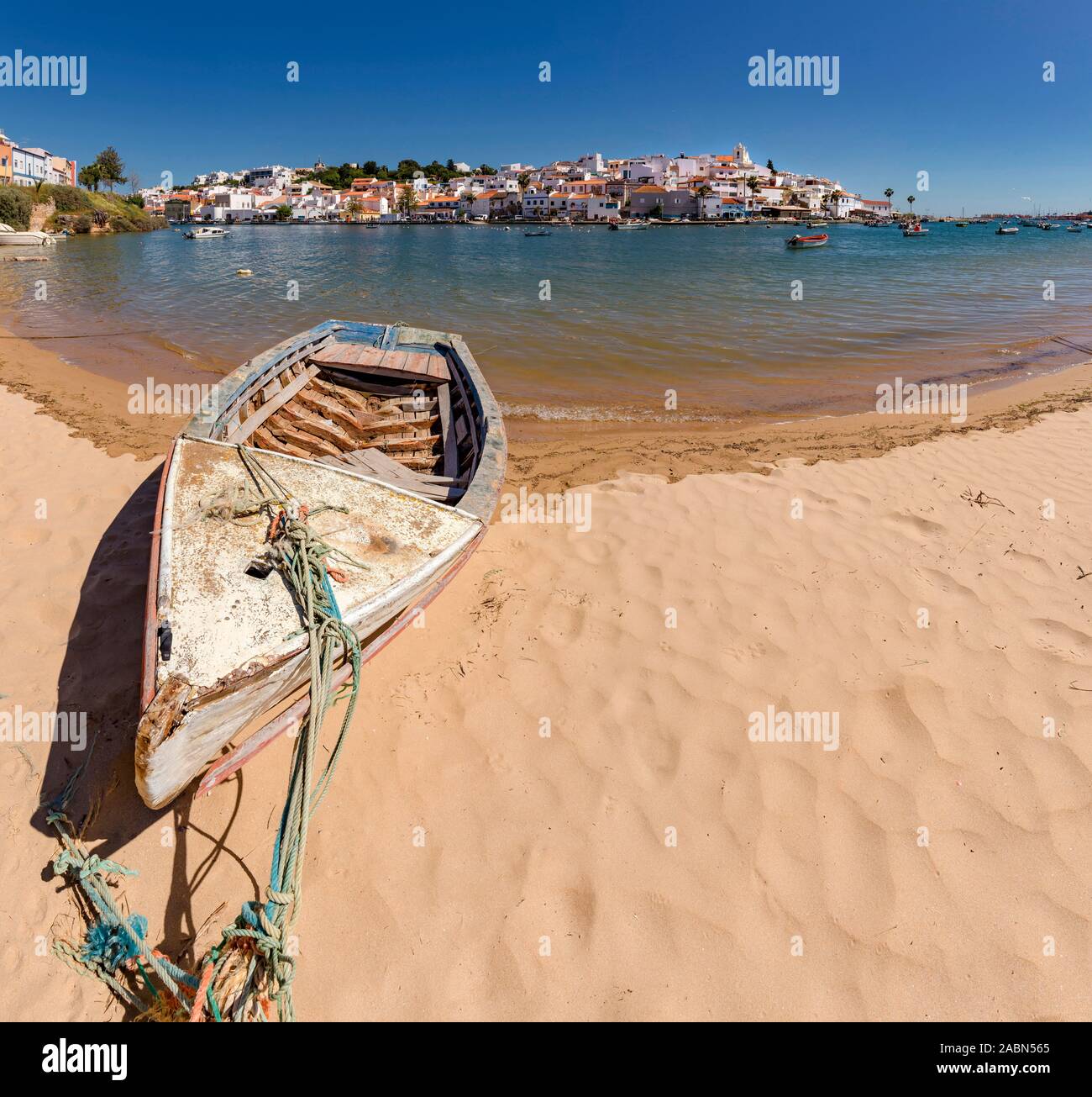 Village blanc au bord de la rivière Arade, Ferragudo, Portugal Banque D'Images