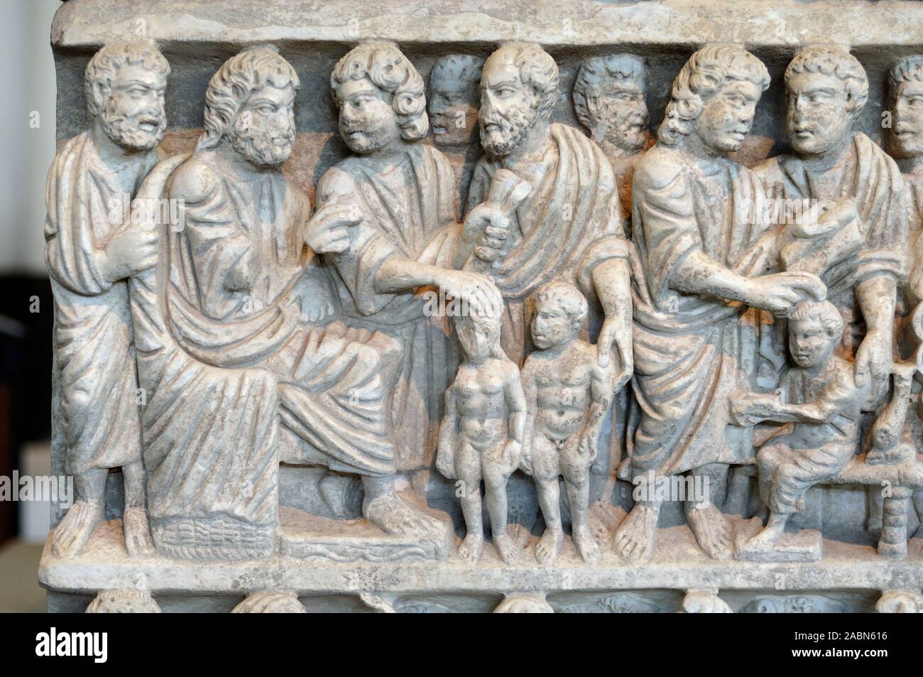 Présentation d'Adam & Eve aux douze Apôtres, au sarcophage de la Trinité (c treu) ou au tombeau chrétien du début au Musée Archéologique d'Arles France Banque D'Images