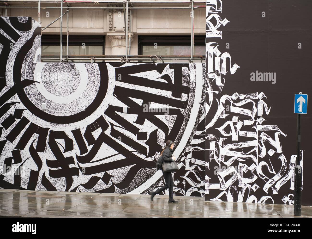 Dover Street Market, Londres, Royaume-Uni. 28 novembre 2019. En ligne sous embargo jusqu'à 0001 : 29/11/19, bon à imprimer demain. Une monumentale peinture murale extérieure 15e anniversaire nouveau créé par le célèbre artiste russe calligraffiti Pokras Lampas en collaboration avec l'emblématique marque de mode japonais comme des garçons (en collaboration avec l'Opera Gallery de Londres). L'un des plus célèbres artistes de calligraphie, Pokras Lampas a créé une fusion unique de graffitis et de calligraphie appelé "calligraffiti." Crédit : Malcolm Park/Alamy Live News. Banque D'Images