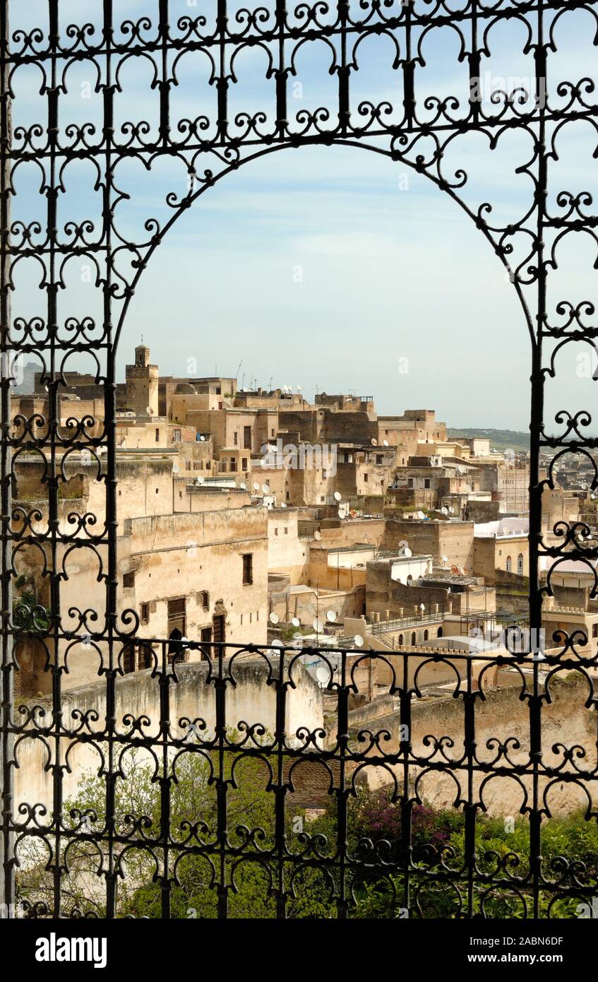 Vue sur la Médina de Fès ou la vieille ville de Palais El Mokri ou El Moqri Palace (1906), encadré par la fenêtre de la ferronnerie, Fès ou Fez Maroc Banque D'Images