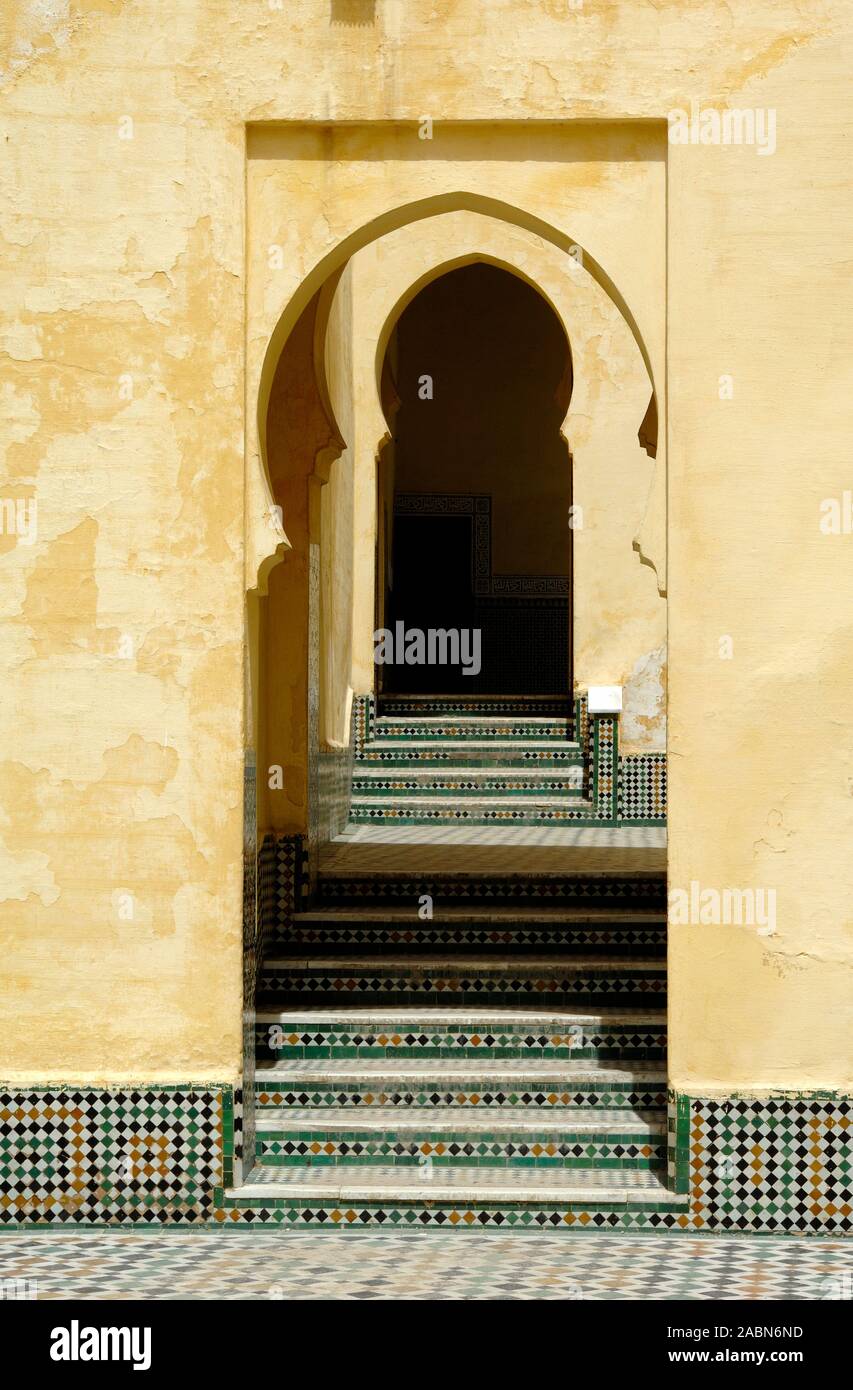 Arches orientales ou portes du mausolée de Moulay Ismail (1672-1727) Meknes Maroc Banque D'Images