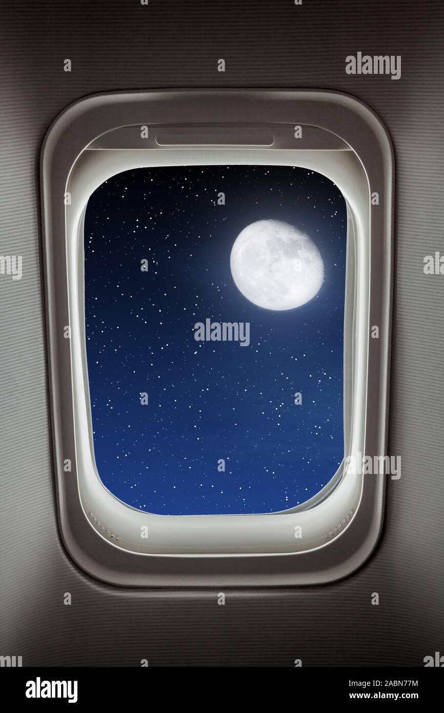 Ciel de nuit avec des étoiles et de la lune. Vue depuis la fenêtre de l'avion Banque D'Images