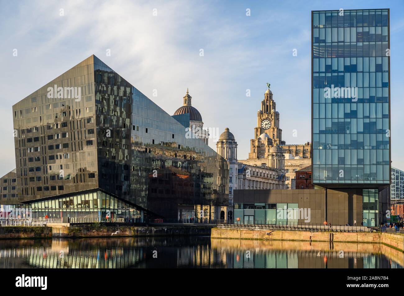 Immeubles de bureaux modernes entourant Canning Dock avec le Liver Building en arrière-plan sur une journée ensoleillée. Banque D'Images