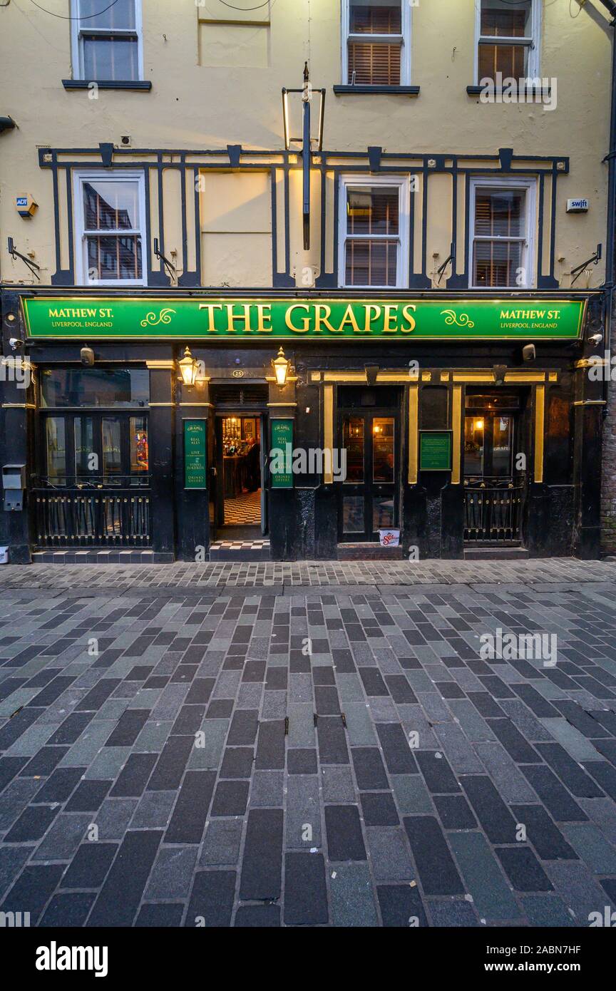 LIVERPOOL, Royaume-Uni - 10 NOVEMBRE 2019 : grand coup de pub Les raisins sur Mathew Street, Liverpool. C'était un favori les Beatles et un certain nombre d'autres ban Banque D'Images