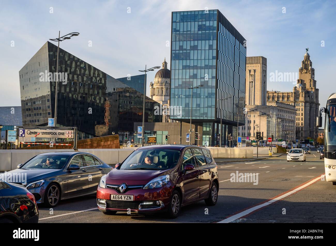 LIVERPOOL, Royaume-Uni - 10 NOVEMBRE 2019 : le trafic passant les immeubles de bureaux modernes entourant la Canning Dock avec le foie de réaménagement des capacités en t Banque D'Images