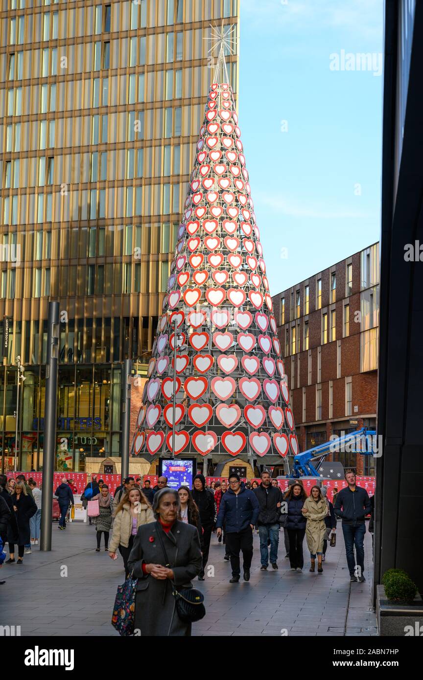 LIVERPOOL, Royaume-Uni - 10 NOVEMBRE 2019 : grand arbre de Noël dans un centre commercial de Liverpool avec les consommateurs de passage. Banque D'Images