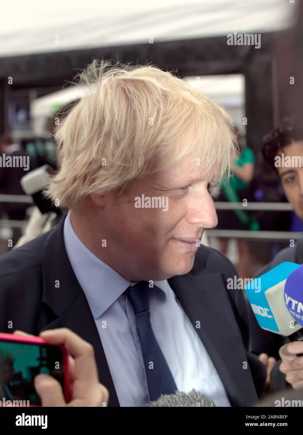 Boris Johnson lors d'une entrevue à la presse, après qu'il a officiellement ouvert Ecovelocity, Britains premier festival automobile à faible teneur en carbone à Battersea Power Station 2011 Banque D'Images