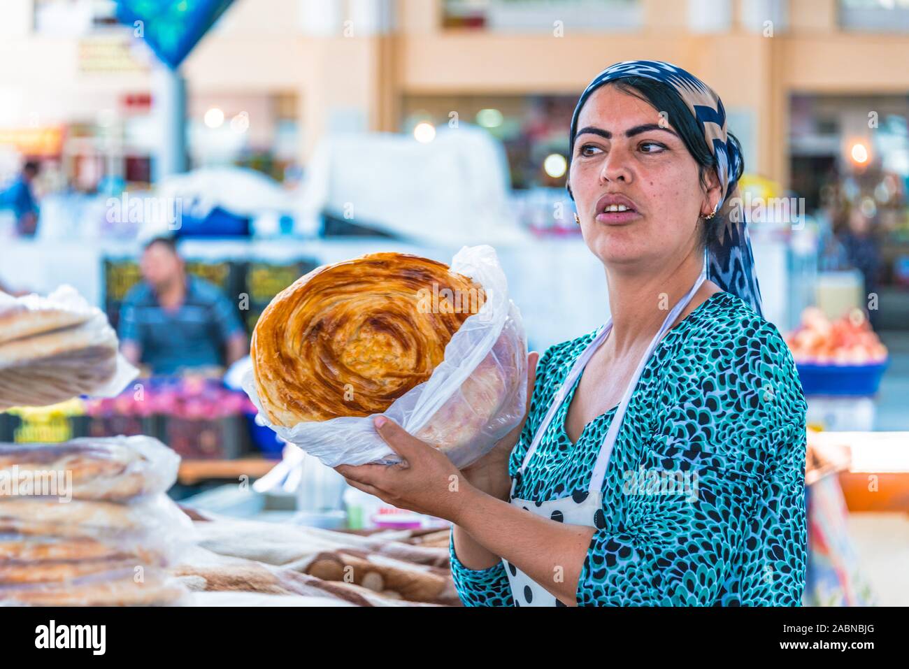 SAMARKAND, OUZBÉKISTAN - 10 MAI 2019 : femme vendant du pain à Siab Bazar dans le centre de Samarkand, Ouzbékistan Banque D'Images