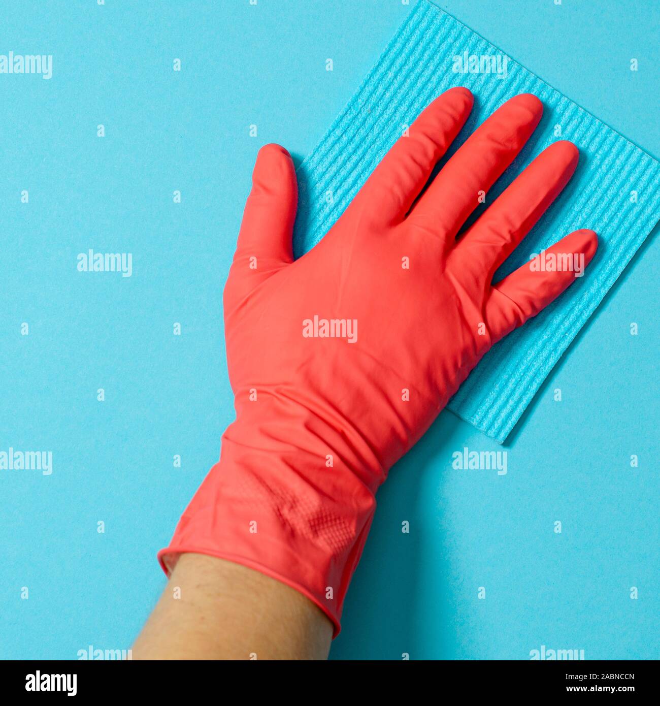 Dans la main de l'employé de gants en caoutchouc avec un chiffon en  microfibre, mur d'essuyage de la poussière. Concept d'entreprise de  nettoyage commercial Photo Stock - Alamy