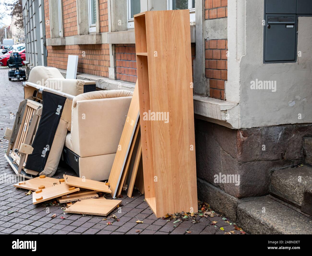 Déchets encombrants au bord de la route Banque D'Images