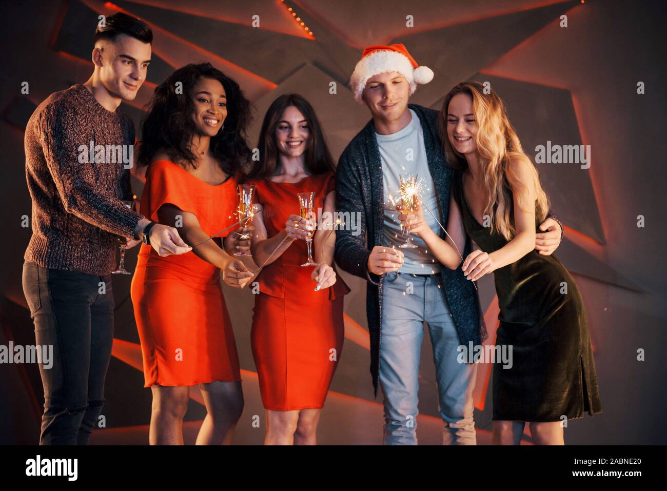 Groupe d'amis pour célébrer la nouvelle année en champagne. Banque D'Images