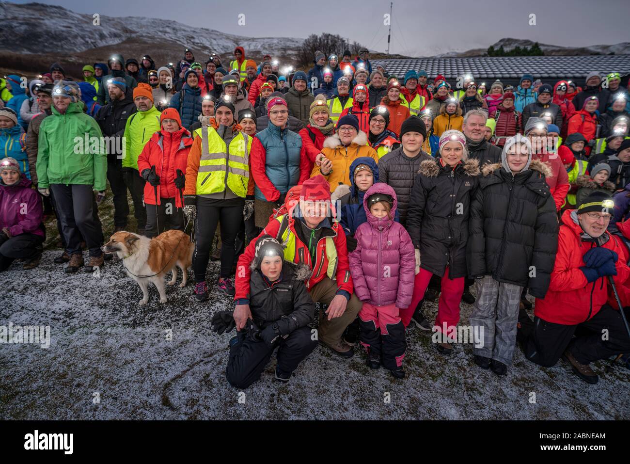 Rassemblement de personnes à grimper, mont Esja, Reykjavik, Islande Banque D'Images