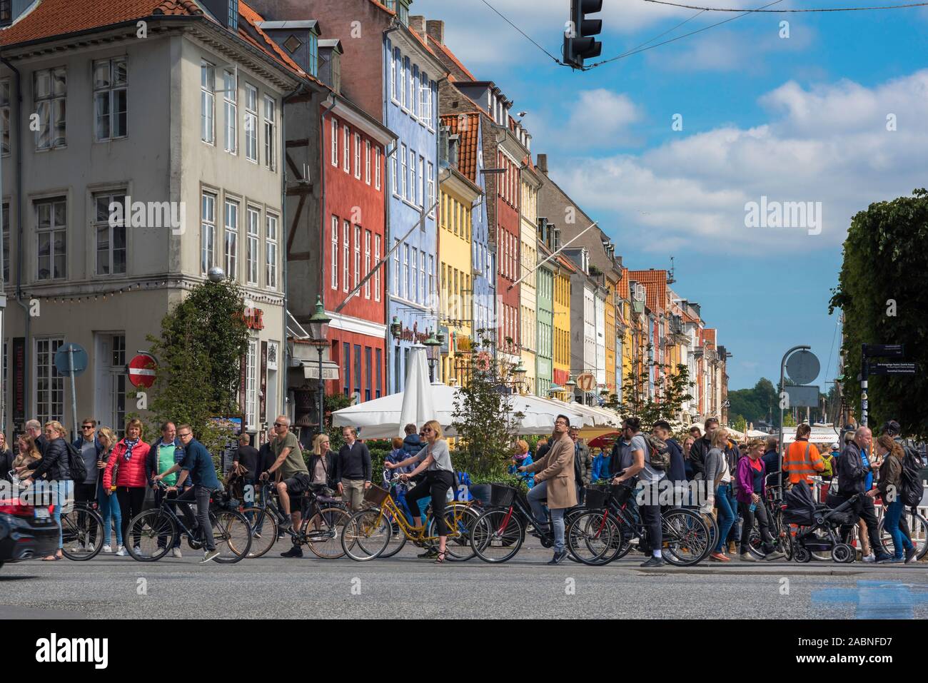 Rue de Copenhague, vue de cyclistes de faire une pause pour les feux de circulation sur la rue entre le port de Nyhavn et place Kongens Nytorv à Copenhague, Danemark. Banque D'Images