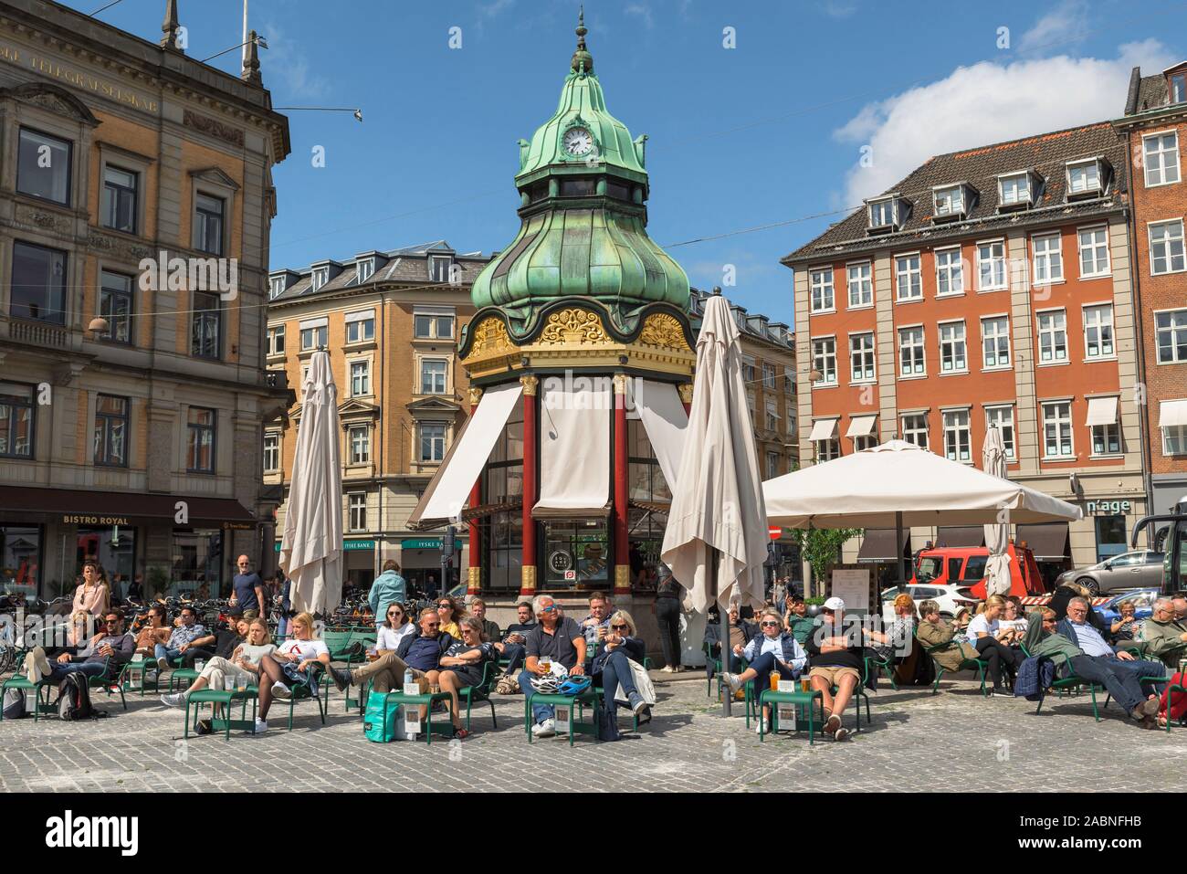 Copenhague, vue à la fin du printemps des personnes se détendant dans un café terrasse situé sur la place Kongens Nytorv dans le centre de Copenhague, Danemark. Banque D'Images