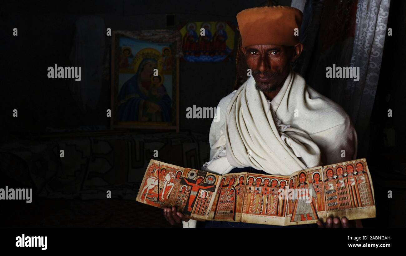 Ethiopian Christian Moine dans le monastère Asheton Maryam à Lalibela, région d'Amhara, en Éthiopie, montre l'art antique qui a eu lieu au monastère Banque D'Images