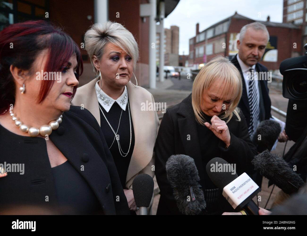 (De gauche à droite) Christine Burke l'épouse de la victime, Henry Thomas Burke Louise Brookes la soeur de victime Andrew Brookes et Jenni Hicks dont les deux filles sont mortes dans la catastrophe parler à l'extérieur à Preston Crown Court après le procès de match Hillsborough le commandant David Duckenfield, qui a été déclaré non coupable de l'homicide involontaire coupable de négligence grave de 95 fans de Liverpool qui est décédé à l'1989 FA Cup demi-finale. Banque D'Images