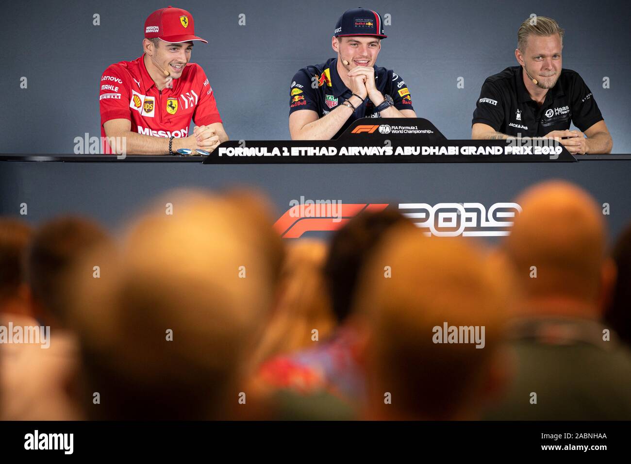 Abu Dhabi, Emirats Arabes Unis. 28 Nov, 2019. (L) de la Scuderia Ferrari pilote Monégasque Charles Leclerc, Red Bull Racing a pilote néerlandais Max Verstappen et Haas F1 Team pilote danois Kevin Magnussen assister à une conférence de presse avant le départ de l'Abu Dhabi Grand Prix de Formule 1 week-end au Circuit de Yas Marina à Abu Dhabi. Credit : SOPA/Alamy Images Limited Live News Banque D'Images