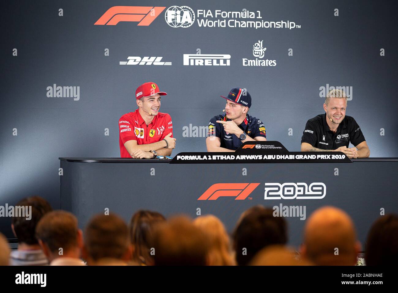 Abu Dhabi, Emirats Arabes Unis. 28 Nov, 2019. (L) de la Scuderia Ferrari pilote Monégasque Charles Leclerc, Red Bull Racing a pilote néerlandais Max Verstappen et Haas F1 Team pilote danois Kevin Magnussen assister à une conférence de presse avant le départ de l'Abu Dhabi Grand Prix de Formule 1 week-end au Circuit de Yas Marina à Abu Dhabi. Credit : SOPA/Alamy Images Limited Live News Banque D'Images