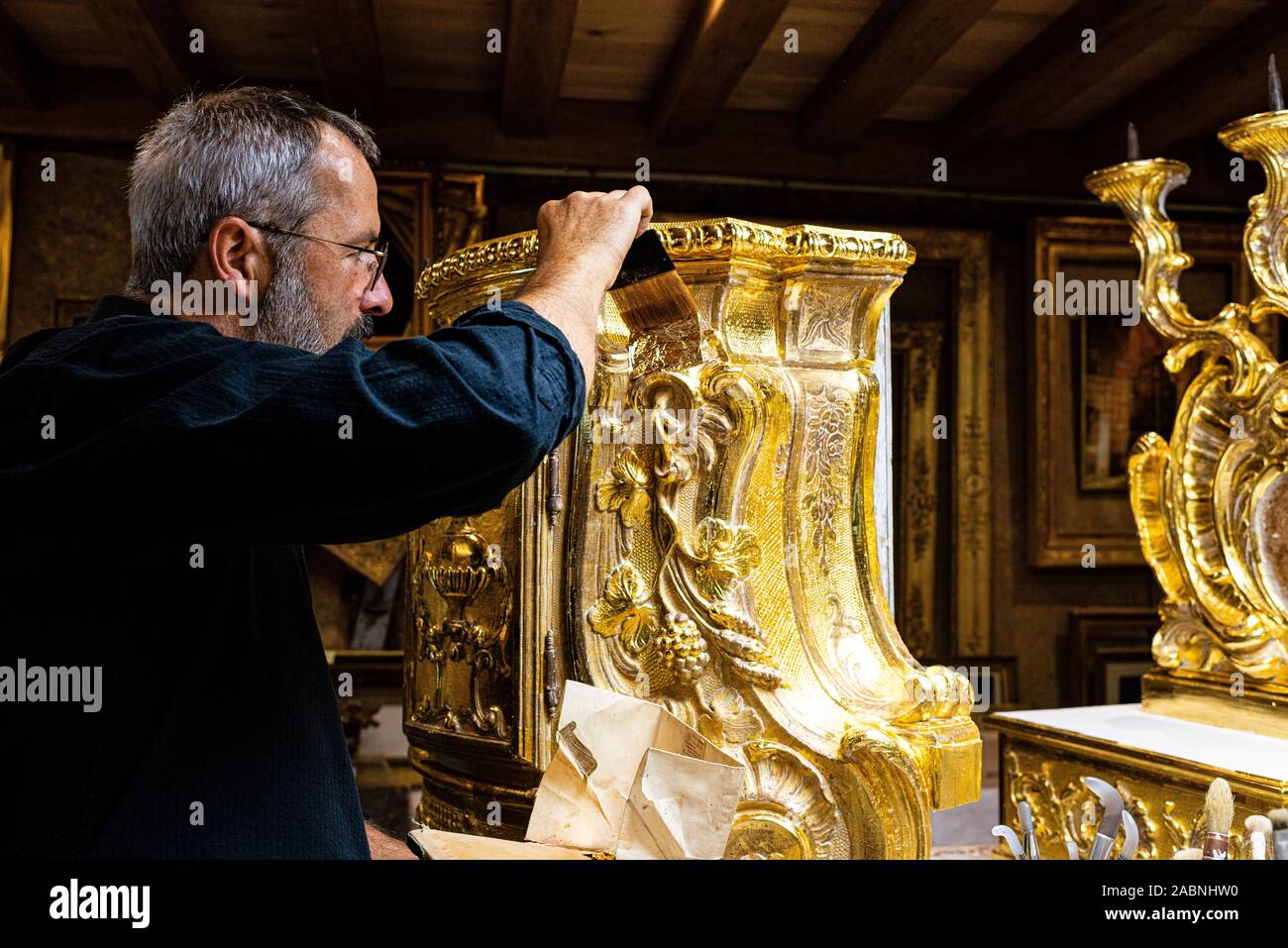 Geraudot (nord-est de la France) : dans l'Uwe Schaefer, atelier de travail doreur à la feuille d'or. Uwe Schaefer est spécialisé dans la restauration, 5b Banque D'Images